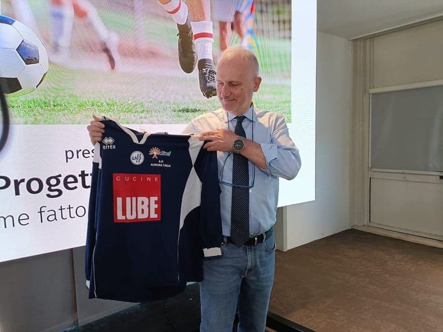 „Лубе Груп“ протяга ръка към футбола в Трея. В опасност ли е волейболът в Чивитанова?