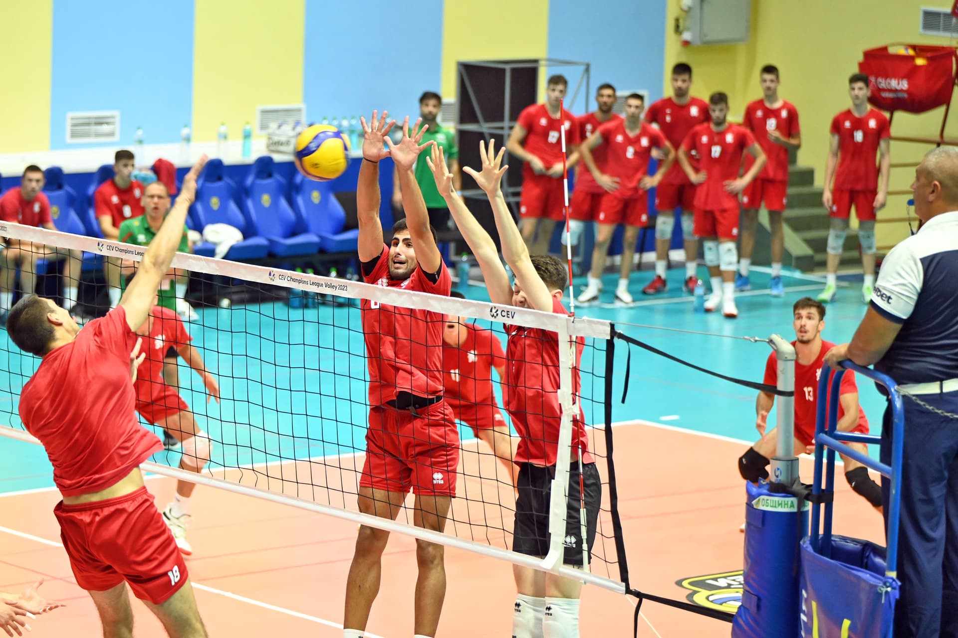 Националите на Миро Живков "свериха часовниците" с отбора на Кико Бленджини