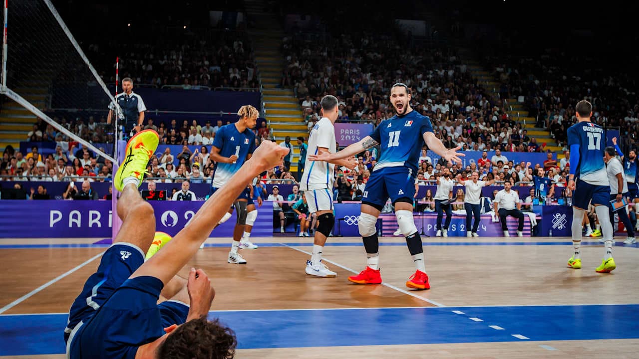 Olympic champions France debuted with a five-set victory against Serbia in front of 10,000 people