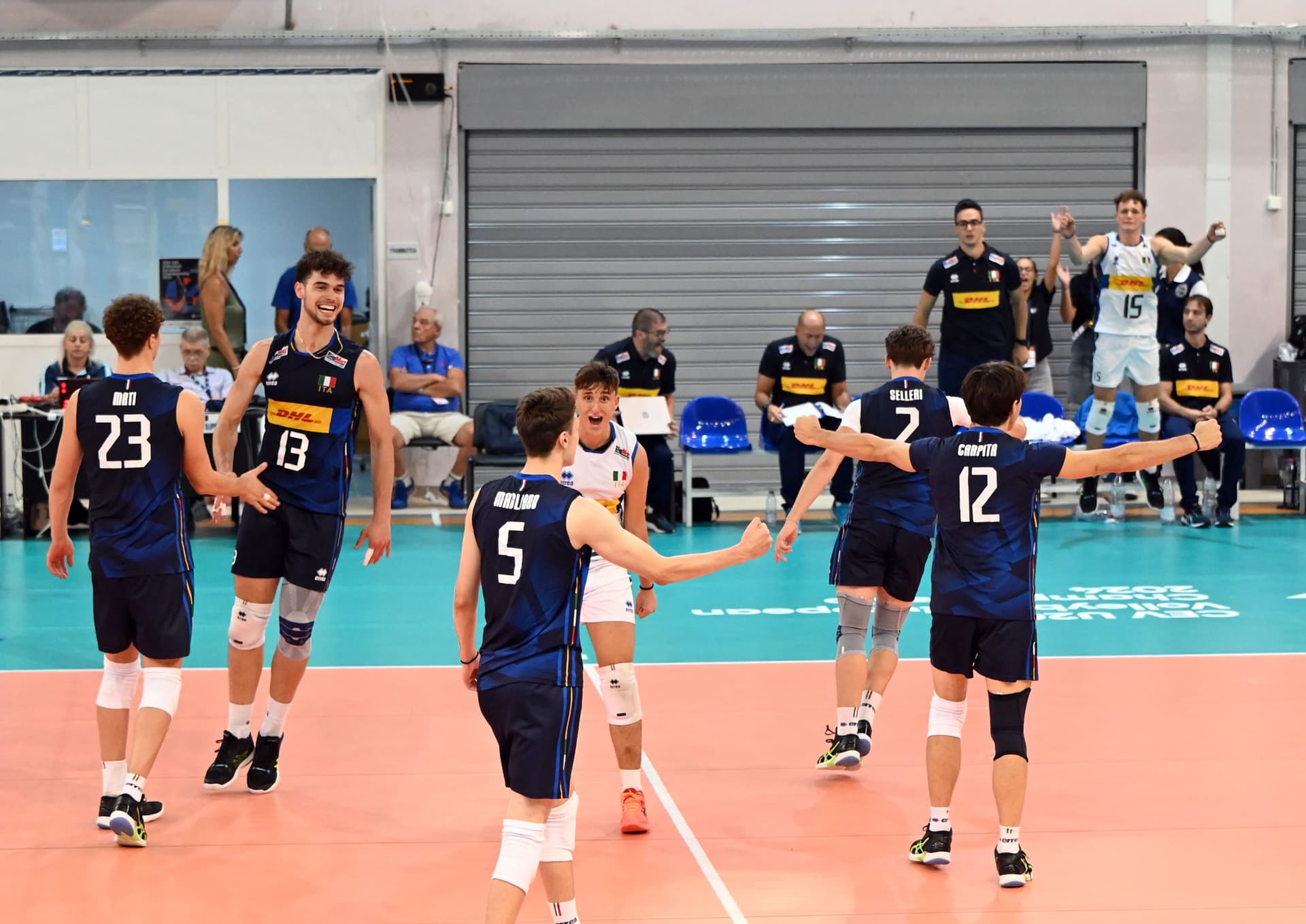 След ударно начало и час тъмнина в залата, България загуба от Италия Европейското в Арта