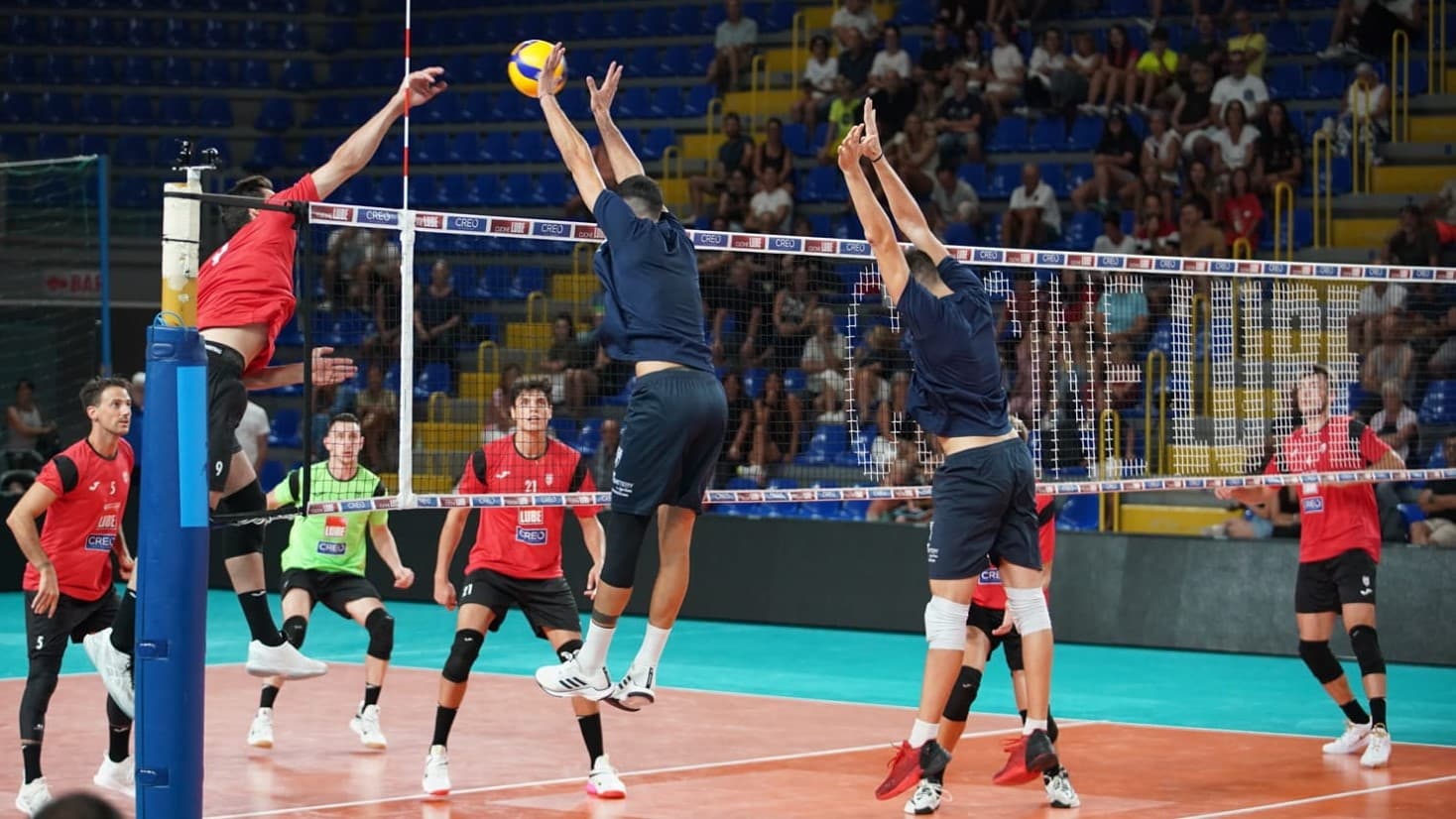 В отсъствието на Алекс Лубе победи Юаса с 3:0, Татаров дебютира с 8 точки