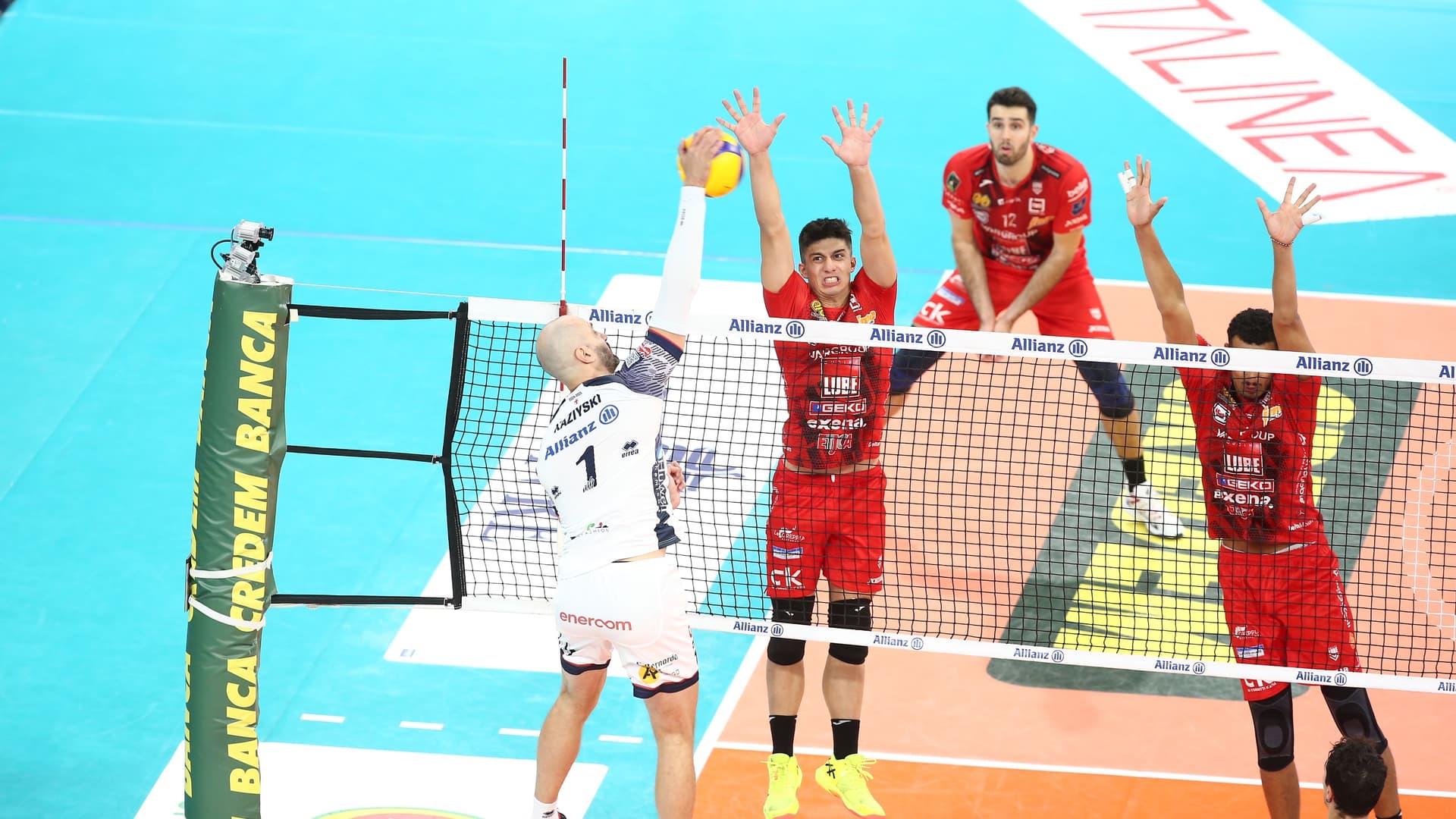 Казийски с 12 точки при победата у дома срещу Лубе, Алекс Николов влиза за кратко в първия гейм