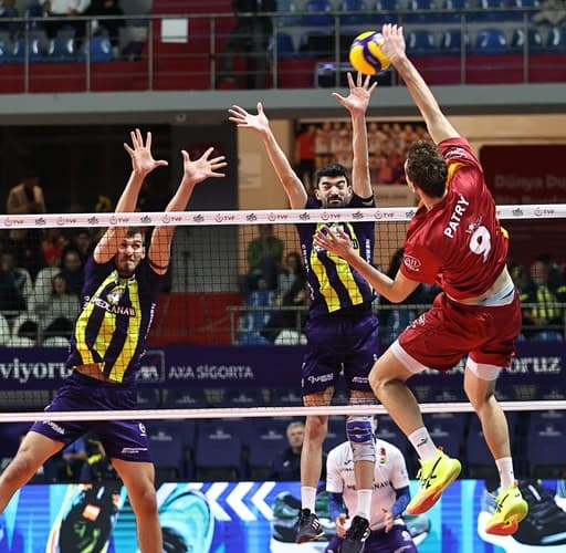 Мартин Атанасов с 15 точки, неговият Галатасарай бе на крачка от пълен обрат, но загуби от Фенербахче