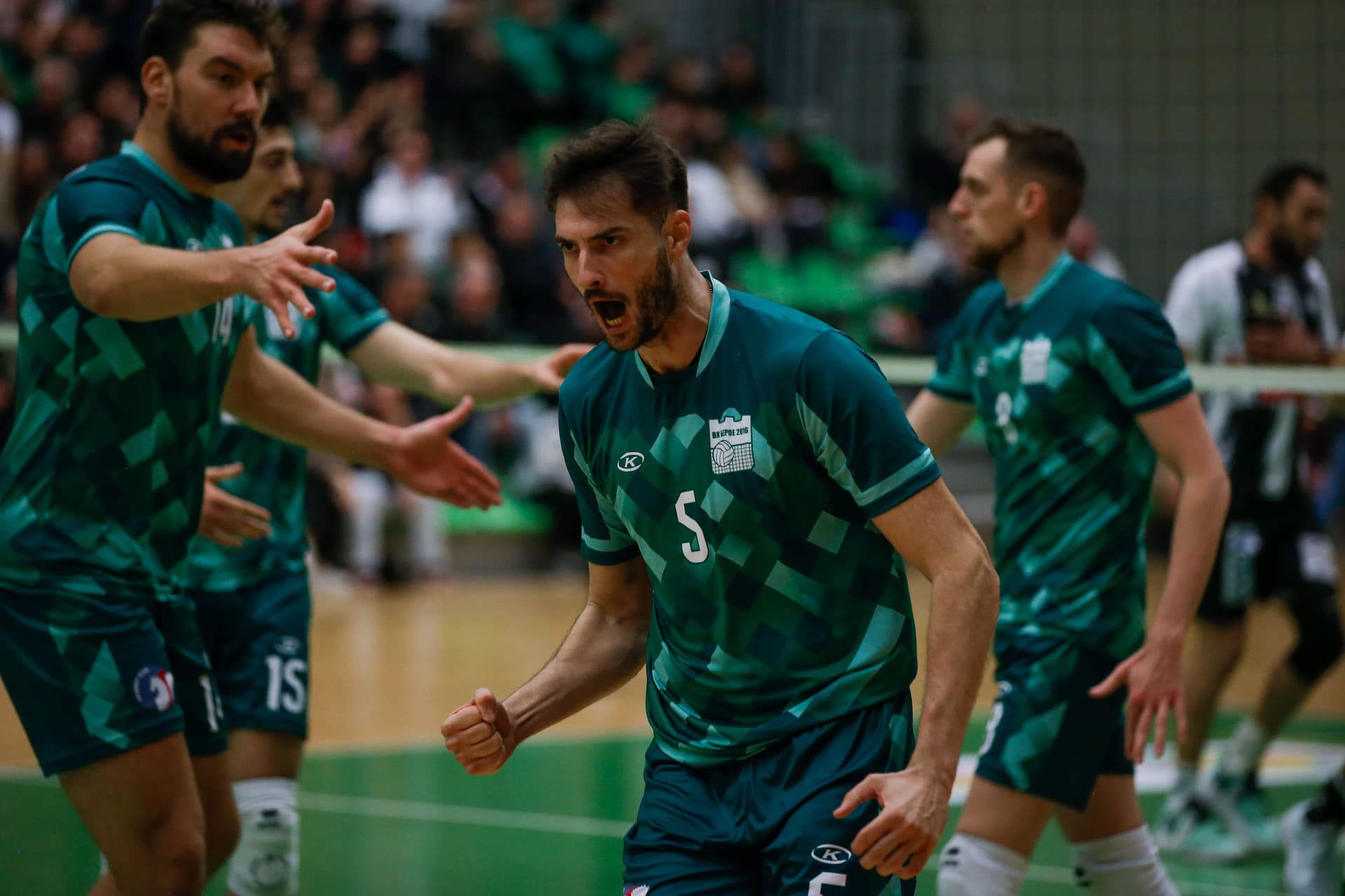 Берое излезе на второ място в класирането, след убедително 3:0 над Локомотив Авия, в останалите мачове фаворитите взеха своето