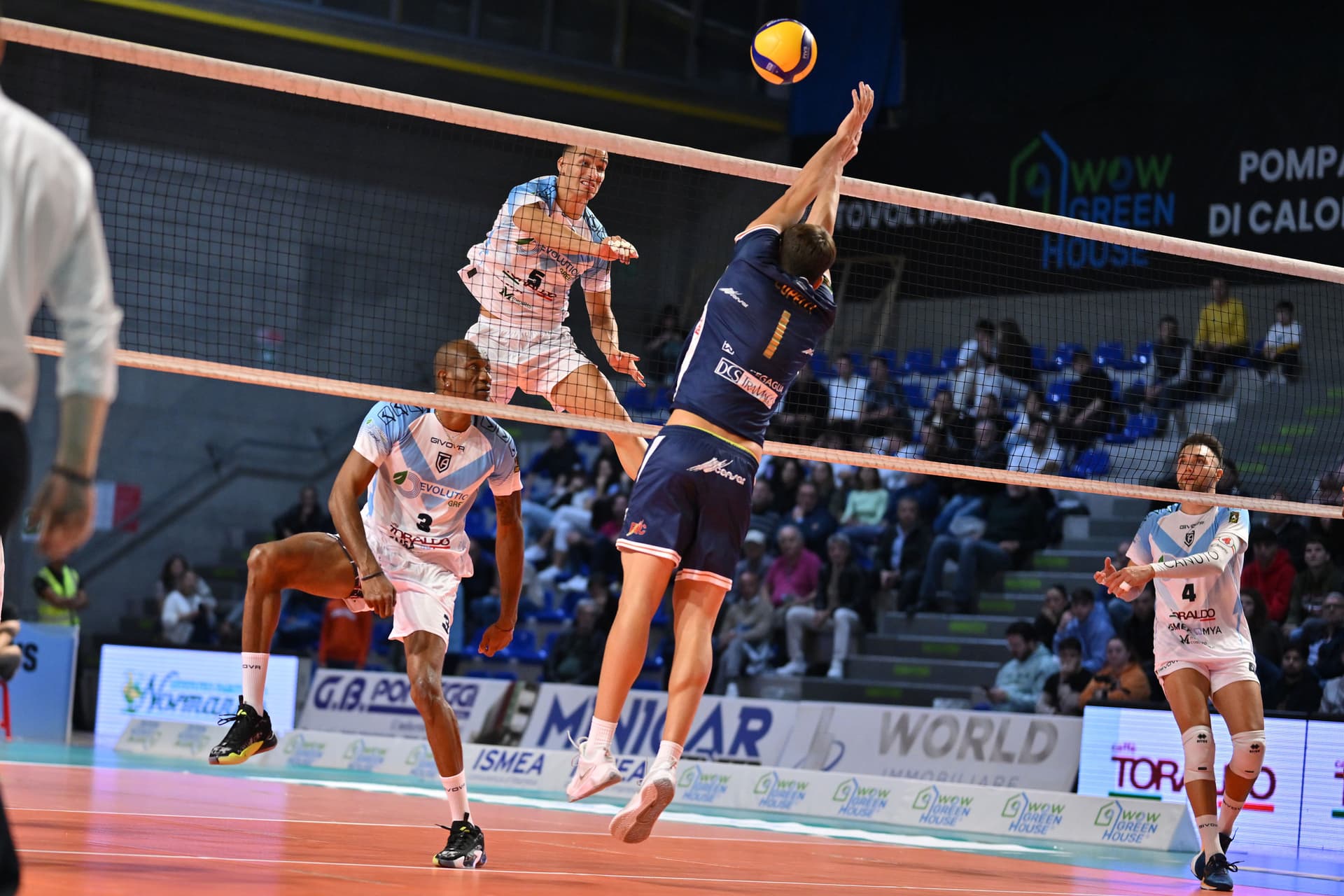 Gordan Lyutskanov with 22 points, which were not enough for a victory over Zlatanov Jr., Vulchinov with 10 in Macerata's victory