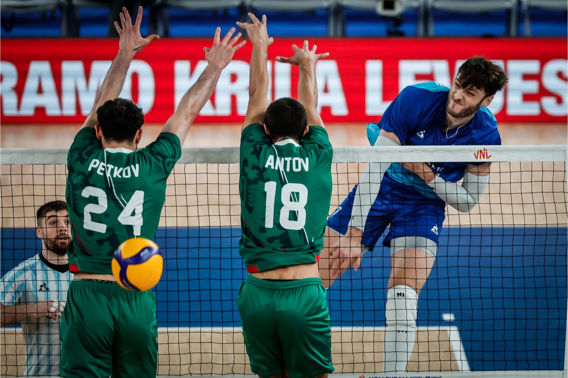 Антов, „КЪДЕ“ беше ДОСЕГА?!? Младокът с нов добър мач, но и Аржентина ни би с 3:0