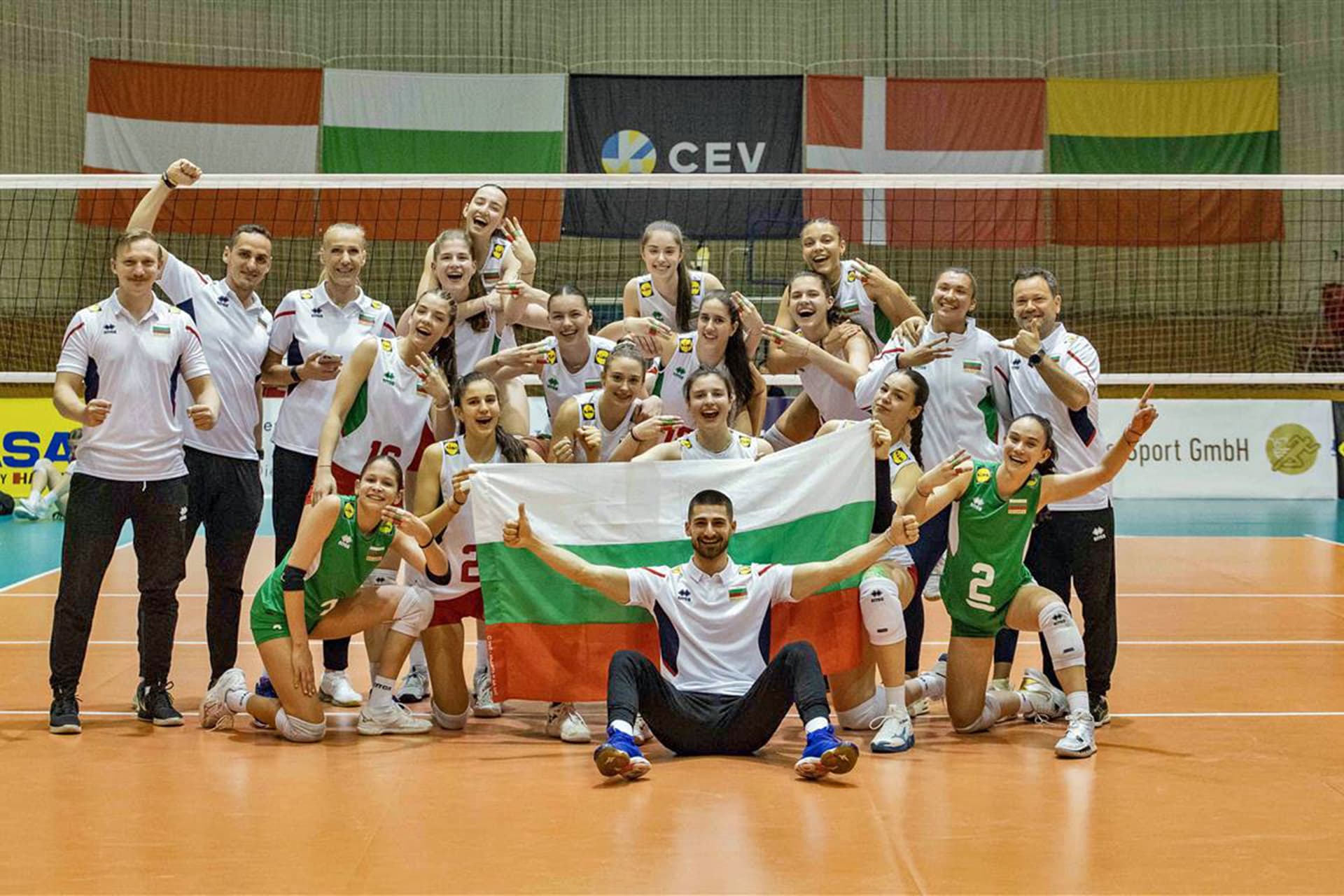 Селекцията на Антонина Зетова играе контрола с каките на Борислав Крачанов преди Евроволей