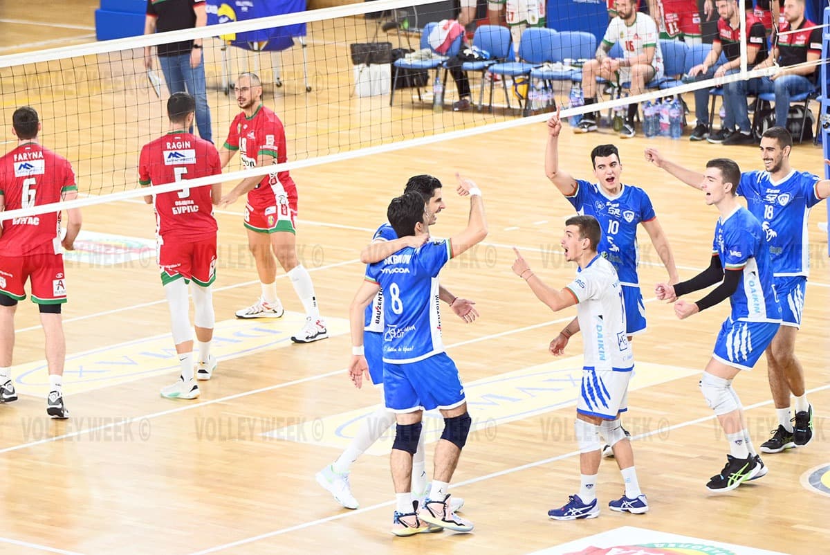 Левски с втори успех с 3:0, този път срещу Нефтохимик, красивата приятелка на Трухчев бе сред зрителите