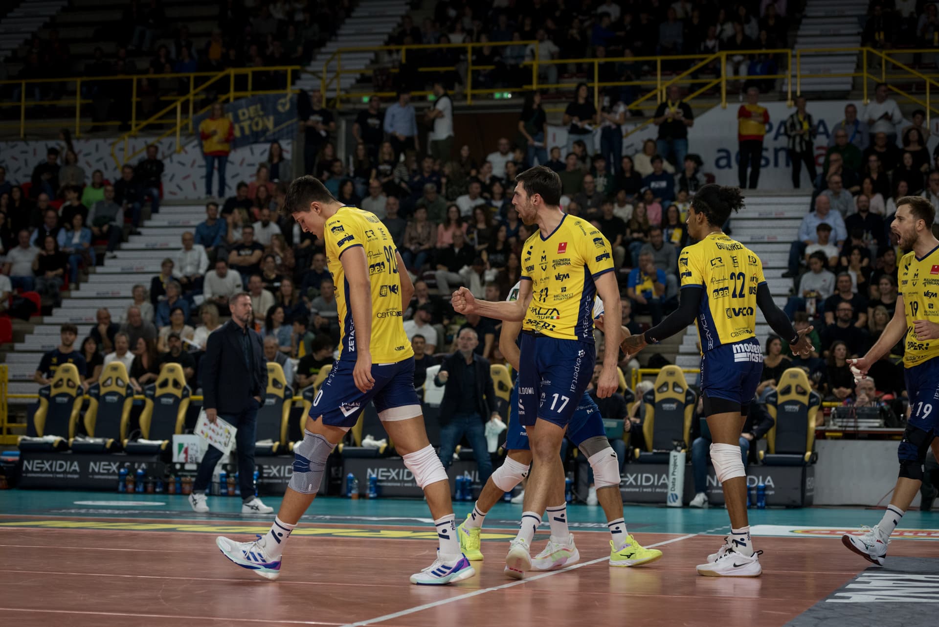 Modena defeated Radostin Stoychev and Verona 3-2, ending their four-game winning streak.